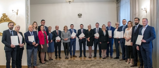 ilustracja podpisanie porozumienia o założeniu klastra energii