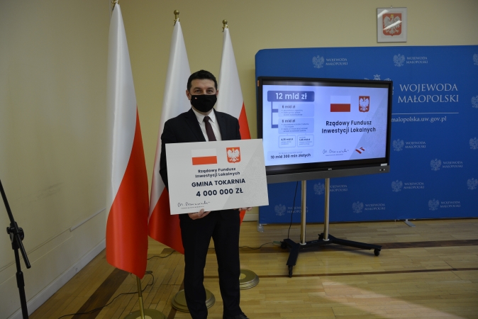 wręczenie czeków w Urzędzie Wojewódzkim